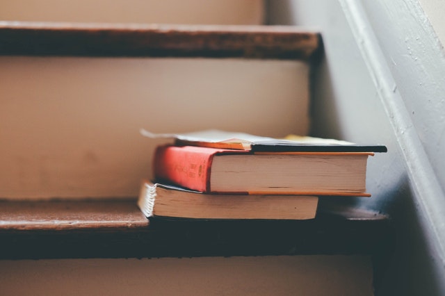 https://s3-ap-southeast-1.amazonaws.com/mindchamps-prod-wp/wp-content/uploads/2017/12/16154749/books-stairs-reading-read-159675.jpeg