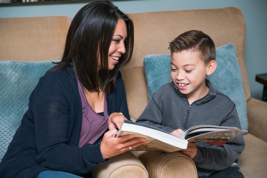 https://s3-ap-southeast-1.amazonaws.com/mindchamps-prod-wp/wp-content/uploads/2018/01/16155005/mother-and-son-reading_925x.jpg