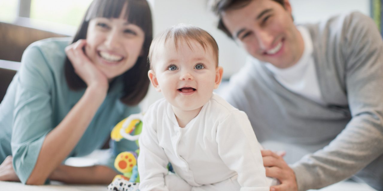 https://s3-ap-southeast-1.amazonaws.com/mindchamps-prod-wp/wp-content/uploads/2018/06/16211000/parents-baby-2-1280x640.jpg