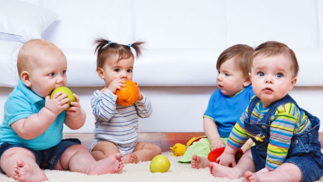 https://s3-ap-southeast-1.amazonaws.com/mindchamps-prod-wp/wp-content/uploads/2018/09/16213113/Babies-playing-toys.jpg