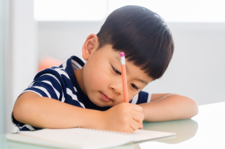 https://s3-ap-southeast-1.amazonaws.com/mindchamps-prod-wp/wp-content/uploads/2019/01/16220150/teach-child-write-name.jpg