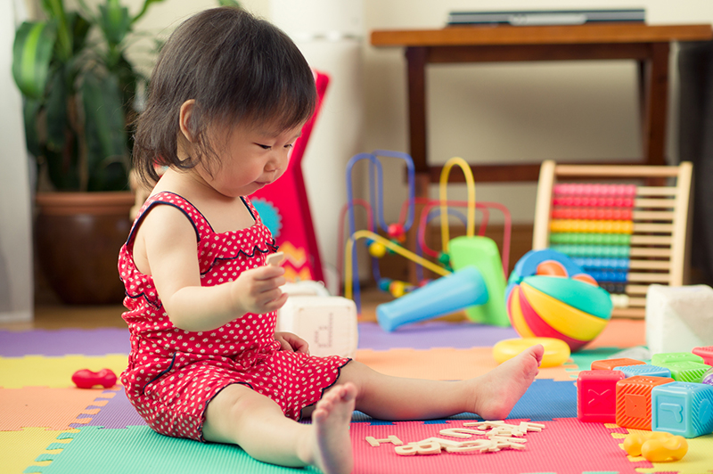 https://s3-ap-southeast-1.amazonaws.com/mindchamps-prod-wp/wp-content/uploads/2019/03/16222959/Toddler-playing.jpg