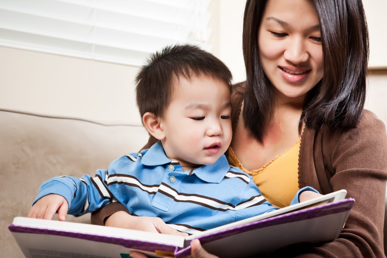 https://s3-ap-southeast-1.amazonaws.com/mindchamps-prod-wp/wp-content/uploads/2019/08/16230848/Mother-reading-to-child-1280x853.jpg