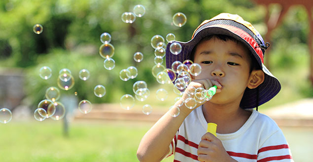 https://s3-ap-southeast-1.amazonaws.com/mindchamps-prod-wp/wp-content/uploads/2019/09/16231518/Boy-blowing-bubbles.jpg