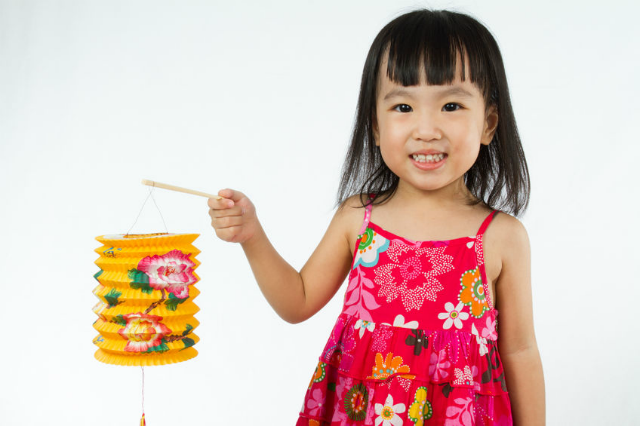 https://s3-ap-southeast-1.amazonaws.com/mindchamps-prod-wp/wp-content/uploads/2019/10/16232138/Girl-with-lantern.png