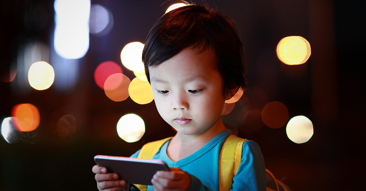 https://s3-ap-southeast-1.amazonaws.com/mindchamps-prod-wp/wp-content/uploads/2020/04/29104442/Child-with-phone.jpg