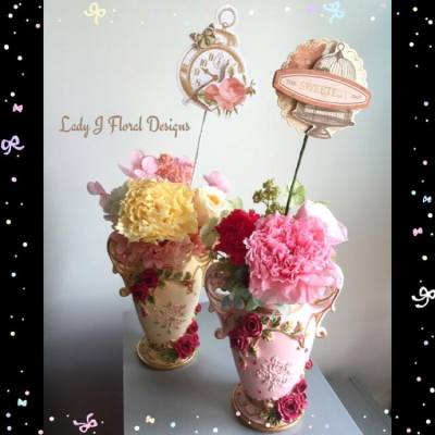 🌹歐式復古花瓶保鮮花工作坊🌹

雖然母親節剛過去一陣子，不過大家十分喜愛康乃馨的話，相信也會喜歡這個花禮，快來參加我們的「歐式復古花瓶保鮮花工作坊」。

這個歐式復古花瓶裡的花材包括康乃馨、玫瑰、繡球花及少量配花；參與者可自選工作坊當天所提供的花材的顏色，自由搭配。

所有花材全部採用日本多個知名品牌，花藝不用澆水或陽光照射，放在乾爽位置，可保存2至3年。

---------------------------------------

日期：5月29日 (星期日)
時間：下午4時 - 6時
地點：LOCOLOCO Concept Store
地址：銅鑼灣富明街1號寶富大樓3樓K室 (優之良品樓上)
人數：4-8名
學費：優惠價$498 (原價$598)
(🌹包括花材、花器、工具借用、導師教學🍀)

---------------------------------------
備註：
1.花材：包括1朵主花、2朵小花、繡球花、及其他配花/配件。

工作坊的所有花材全部採用日本多個知名品牌，參與者可享受日本優質的花材製作獨一無二的保鮮花花禮。

2. 花器：寬約10.3cm, 瓶口直徑約6cm, 全高約13cm

3. 花藝師專業簡介：
- 香港保鮮花會(HKPFA)會員
- 專業保鮮花師資培訓學院(HKAPF)學員
- 持有日本MONO保鮮花課程專業資格
- 曾參與第1屆及第2屆香港國際保鮮花 暨 資材展(HKPFA舉辦)
- 曾多次被獲邀請於香港大學擔任講師及開辦保鮮花專業講座

4. 報名由即日起生效，將於5月27晚上23:59截止。

5. 所有花材及配件視乎季節及供應商供應而定。

6. 有興趣參與的客戶可以相約朋友一起組班，如有4人或以上可包班兼享有「額外優惠」！有關詳情，歡迎inbox我們。

7. 客戶如欲訂定另一個時間組班參加工作坊，可以inbox我們盡早通知及商議細節，或在此帖文comment/留言招新朋友一起參與。

8. 報名於銀行轉帳後方為有效，煩請申請人報名當日起兩日之內把款項轉帳至指定銀行戶口以確定留位，逾期無效。

9. 已報名的參與者如於工作坊當日缺席或因個人理由而未能出席，將不設補堂或退還款項，而所付的費用可用作購買花禮，需約3個工作天的製作。

10. Lady J Floral Designs保留最終決定權。

🌹 https://www.facebook.com/LadyJFloral/ 🌹

#保鮮花 #永生花 #不凋花 #恆星花 #preservedflowers #preservedflower #興趣班 #花藝師 #手作人 #floral #decoration #HKPFA #gifts #handmade #工作坊 #本地手作 #生日禮物 #禮物 #florists #workshop #birthday #DIY #日本 #花材 #玫瑰 #繡球花 #康乃馨 #LadyJFloral #office #home