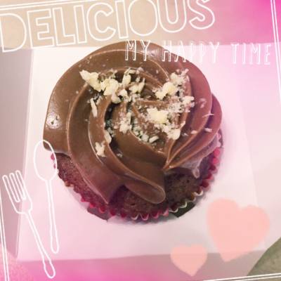 (11.09.2015) Happy Friday night 💖💖 

A very big thanks for Betty\'s teaching for making preserved flowers 🌹🌹 

Plus the yummy chocolate cupcake 🍫🍰😋😋

#baybaygarden #preservedflowers #cupcakes #chocolates #desserts
