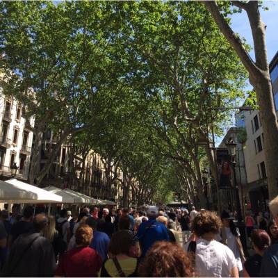 La Rambla蘭布拉大道絕對是必到景點😜全長1.2公里，兩旁均種有大樹綠化環境，除了有聖約瑟市場外，還有很多餐廳，可以品嚐地道西班牙菜，如海鮮飯，#Tapas 等等。當然還有不少精品商店，可以買手信啦😍👍🏼
#Barcelona #Spain #seafood #travel #trip