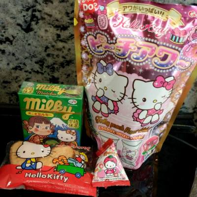 Hello Kitty 迷表示
零食都要買kitty 既🙈💕
係D2 place 第一層有間賣好多日本零食
好多野都係幾蚊，已經入定貨儲係office 😝
#D2place #hellokitty #snack 