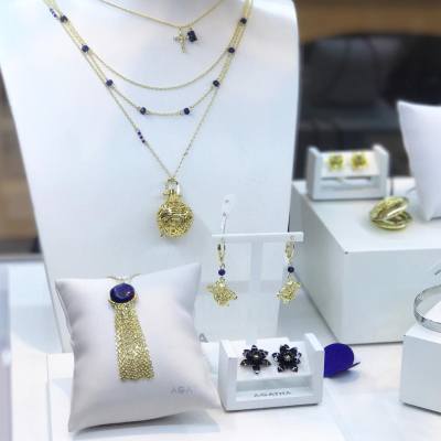 AGATHA新出的SS17系列，Rock Bohême，主要以金及藍色為主，當中的一款頸鏈更可當香薰necklace使用，芬芳四溢！
#MissTiaraHK #followmisstiara #AGATHA #AGATHAHK #jewelry #SS17 #hkbeauty #newlaunch #shoppinginspiration