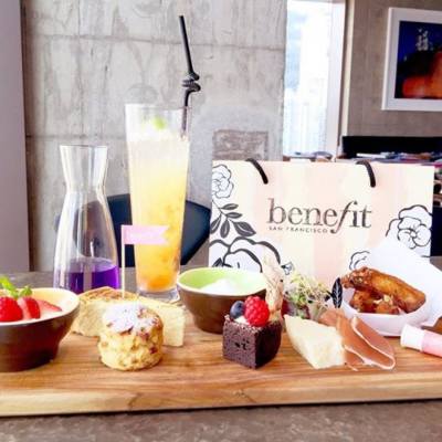 【Benefit美妝下午茶!】

Benefit Cosmetics HK推出限定下午茶set。食完重有得玩 MissTiara Shake Shake遊戲攞禮物！

想知更多，立即click入: 
http://bit.ly/1MuShCX

下午茶供應日期：8月逢星期六及日(8月22日除外)
地點：中環Townhouse

‪#BenefitCosmeticshk‬ ‪#MissTiara‬ ‪#Townhousehongkong‬ ‬ #misstiaralifestyle #gaiagroup #美妝下午茶