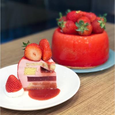 草莓粉絲注意！東海堂推出全新I Love Alice草莓蛋糕系列。最特別一定係流心蛋糕，內藏自家研發的流心草莓醬，上層鋪滿新鮮日本草莓，好味！#🍓
#MissTiaraHK #followmisstiara #ilovealice #aromebakery #東海堂 #流心草莓蛋糕 #廣瀨愛麗絲 #strawberry #赤莓 #hkfoodie