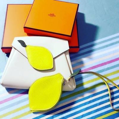【沒騙你這真的是Hermes 】和以往的高貴沈實路線不同，Hermes 這系列的 Tutti Frutti Collection 好清新啊～～～ （雖然價錢還是一樣沈實😂 ）
--
購物無罪。快樂無價
加入Miss Tiara，專業購物狂俱樂部，開心享受生活!
--
Source：Spotted Fashion
#misstiara #spottedfashion #hermes #bag #tuttifruitti #shoppinginspiration #hkfashion