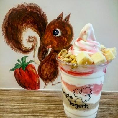 🌞熱到松鼠都想雪糕當飯食🍦！
我知會肥吖嘛，咁食住#yogurt 先啦！
呢度的yogurt 唔會好酸，仲有唔算太大杯，
一個人都可以KO😂😂
呢杯仲加左玫瑰花味糖漿，勁香🌹🐝🐝
店入面的餐牌同插畫都係插畫！超童話feel 👼👼
*.*.*.*.*.*.*.*.*.*.*.*.*.*.*.*.*.*.*.*.*.*.*.*.*.*.*.*.*
Maple Yogurt 
西環皇后大道西409號翠然商場地舖