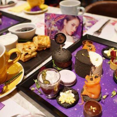 【MJ x Miss Tiara 浪漫冬日派對】Tea Set inspired by MJ for Romantic Night 彩妝系列

Miss Tiara 跟 Shelter Lounge 為MJ全新浪漫迷紫系列設計了獨特既Tea Set，好味之餘，仲好有浪漫神秘既感覺! 
#majolicamajorca #majolicahk #mj #makeup #japanesemakeup #forromanticnight #mjmascara #mascara #japanesemascara #mjforromanticnight #misstiara #shelterlounge