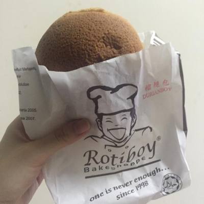 試左榴槤包啦！😋 少少榴槤味 有啲似鮮奶球 #durianbread #rotiboy #bakery #durianboy