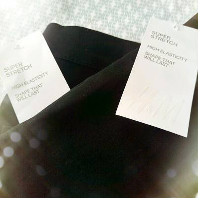 H&M 今個星期有部份貨品有discount ^.^ 買左三條褲子，都只係$297.5!  開心~~