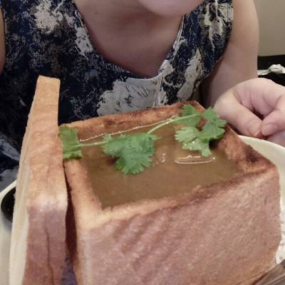 我好外表主義架，尤其是對食物😆
易牙這個咖喱雞肉棺材板雖然雞肉好鞋身👎，但佢既外表真係好吸引我，而且配上美味日式咖喱汁，脆口既麵包沾咖喱已經幾好味👍希望佢地既雞肉可以改善下啦💪
#elyse #food #易牙 #cwb #hkblogger #hkig #dinner #咖喱