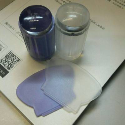好物分享 印花果凍印章
早前在美甲群組內入手了新的印花印章，試完之後再加碼入手多幾個。

小小的試用後感
雖然它是透明，但它有一面凸的，而且清透度不是真的很高，所以發現不是想像中的很清楚，但以輔助性質來說不錯的，總比猜位置好的。
由於它是果凍的質地，屬於偏軟淋(我手上只有 Konad 的印章跟它比較)，取圖案算是好輕易，不過可能我比較粗暴，它很快就給我破壞了(不太大影響印花)。
至於膠片，質素一般而已，如果有別的使用就可以不用它。
價格: HK$19-30 (看那家賣)
*淘寶也有賣的~

‪#‎RAIN2016JAN‬ ‪#‎Yuna雨娜‬ ‪#‎RainPoon‬ ‪#‎Blogger‬ ‪#‎博客‬ ‪#‎部落客‬ ‪#‎部落格‬ ‪#‎HKBlogger‬ ‪#‎HKGirl‬ ‪#‎HKIG‬ ‪#‎HongKong‬ ‪#‎HK‬ ‪#‎gelnail‬ ‪#‎nail‬ ‪#‎美甲‬ ‪#‎光療凝膠‬ ‪#‎凝膠‬ #Rain好物分享