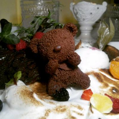 猜猜這是誰？
小熊、樹頭、雪堆，竟然全都是甜品！
造工超精細，實在不捨得吃……
/
Review:
夢幻的一隅
http://piyoscolumn.blogspot.hk/2016/01/blog-post_25.html
/
#foodie #foodporn #dessert #chocolate #sorbet #basil #eggwhite #lychee #ginger #銅鑼灣 #princesscafe #相機食先 #吃貨 #PiyosColumn