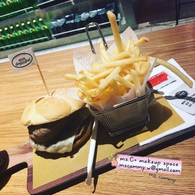 C+食評||特別的深宵食堂 - 自家配搭漢堡麥當勞
--
有時一支公開餐，真係唔知食咩好，加上夜媽媽，又有咩好選擇？今次ms.C就去呢間特別的深宵食堂，食得豪，食得特別，享受一個人既晚餐 - 自家配搭漢堡，邊個話一個人晚飯要食得頹家！
--
⬇⬇⬇⬇
Read More:
http://mscmakeupspace.blogspot.hk/2016/05/c_2.html
--
💄|| 歡迎各類化妝服務查詢||各品牌合作||產品試用||活動出席|| ✉mscammy.w@gmail.com
--
‪#Cの食評‬ #一人晚餐又有乜好怕喎 #一人晚餐時間 #一人晚餐我會習慣 #金鐘 #hongkong #mcdonald #深宵食堂 #foodshare #loveshare ‪‪#foodphoto