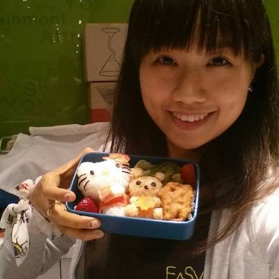 #BloggerLife #CookingClass #Event Easy123 Dining & Cooking Studio

謝謝 MissTiara 的用心安排，也辛苦了千里迢迢從新加坡來港的Shirley，花了兩個多小時教授我們做這個Hello Kitty可愛日式便當。過程一點都不容易喔，要做到卡通人物的神態可以少花點心神也不可以，所以曉晴現在已經虚脱了～～這個便當還是只能遠觀矣呵 呵 呵(汗顏)