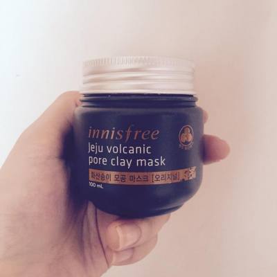 Innisfree既火山泥❤️
佢清黑頭的確唔錯啊👍🏻

我平時會先去角質洗臉，然後會用熱毛巾敷一下面，等毛孔慢慢張開，之後就會塗上一層厚厚既火山泥係黑頭比較多既位置，跟住一邊玩電話一邊等佢乾，乾左就可以用水沖走佢，我會打圈圈咁洗面，按摩下d皮膚😁

洗完面，我就會用黑頭針再清一清，因為有d黑頭可能只浮在出黎，未完全清得走，就要再靠我用手推一推出黎😊😊

之前試過有一粒好頑固既黑頭，平時無論點支點整都唔出黎，但係敷完火山泥之後再搵黑頭針逼佢出黎，終於出左黎，藏左好多污糟野係入面😂😂

清完黑頭既感覺無得頂👍🏻👍🏻

#我想返工去shopping #innisfree
