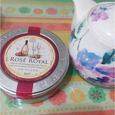 來自#lPICIA 茶園的Rose Royal Black Tea
皇家香檳玫瑰紅茶
沒有酒精成份 入口卻有香檳的香氣
銀箔在茶中也有小華麗的感覺✨💕