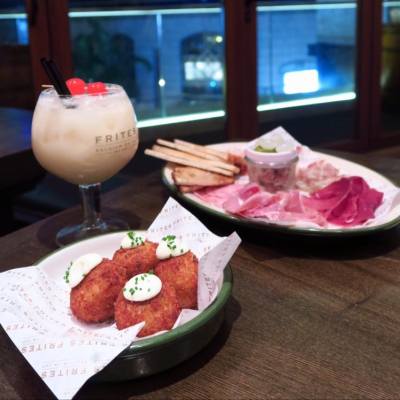 Start the night with a meaty charcuterie followed with very cheesy chicken😂

#foodie #hkfoodie #hkfoodblogger #nomnom #all_shots #like4like #lfl #followme #charcuterie #amazing #meaty #mocktail #hkig #hkgirl #foodporn #foodstyling #pinacolada #frites #tapas