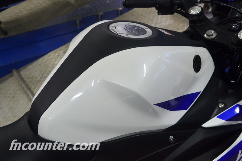 Review Yamaha YZF-R25 - Aura MotoGP Jalanan kondom tangki Yamaha r25