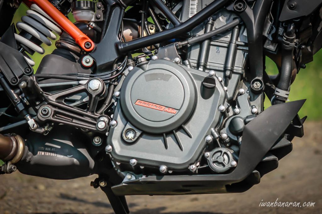 Review KTM New Duke 250 mesin KTM New Duke 250