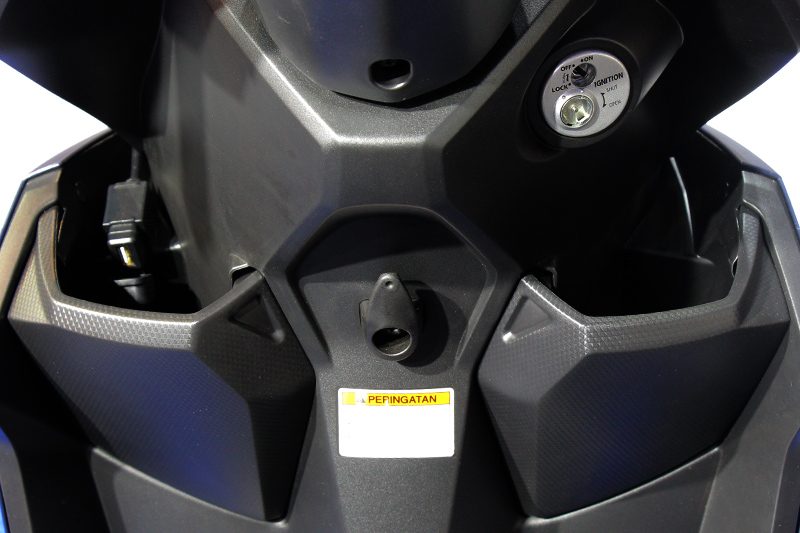 Suzuki Nex Gen II vs Honda Beat Fi, Pilih Mana? Port USB Charger Suzuki Nex Gen II
