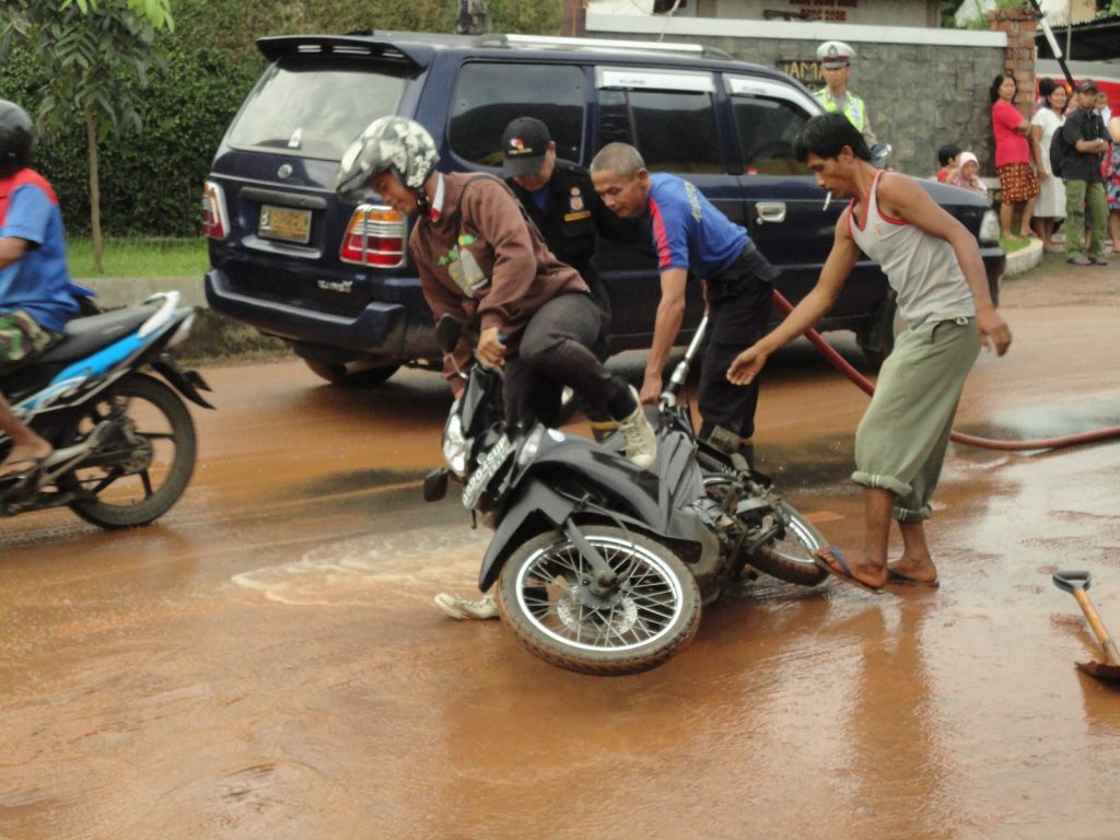 Motor Terpeleset Di Jalanan Becek