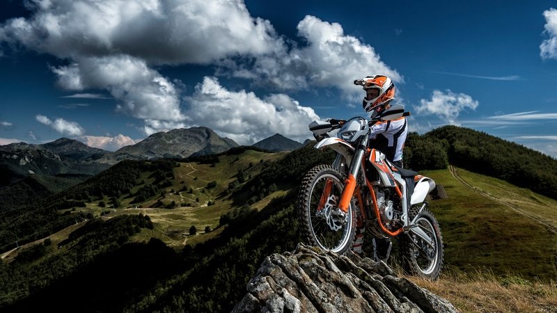 5 Tips Memilih Motor Trail yang Sesuai Kebutuhan Berpetualang Dengan motor Trail Idaman