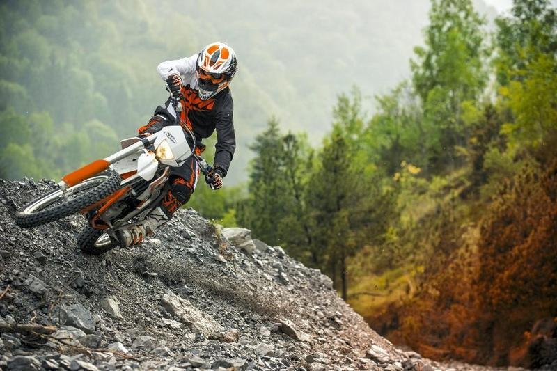 5 Tips Naik Motor Offroad untuk Pemula, Dijamin Bisa! tips naik motor offroad