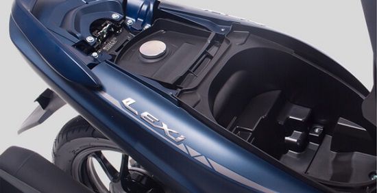 Review Yamaha Lexi S, Skutik 125 CC Paling Enak Buat Riding Santai Bagasi Yamaha Lexi Cukup Luas Untuk Menyimpan Barang