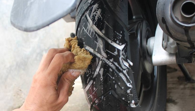 5 Cara Menambal Ban Tubeless Sendiri, Mudah Loh! cara menambal ban tubeless