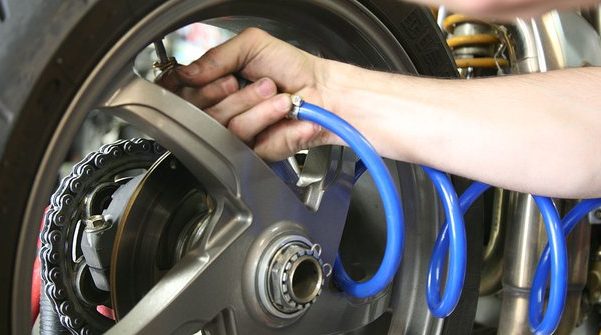 Dilema Isi Ban Dengan Angin Biasa atau Nitrogen, Mana Lebih Baik? angin biasa atau nitrogen