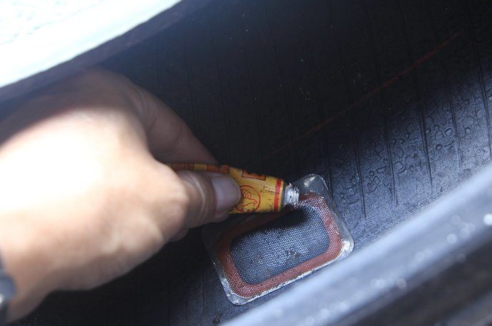 Begini Cara Tambal Ban Tubeless yang Aman dan Tepat Proses Menambal Ban Tubeless Menggunakan Tire Patch