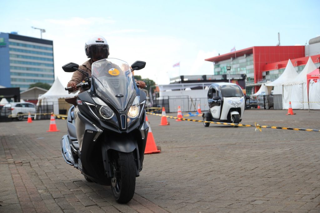 4 Pilihan Skutik Gambot Selain Yamaha Nmax, Banyak Sob, Cek Nih! Kymco Downtown, Salah Satu Skutik Gambot Selain Nmax Yang Cocok Buat Kalian