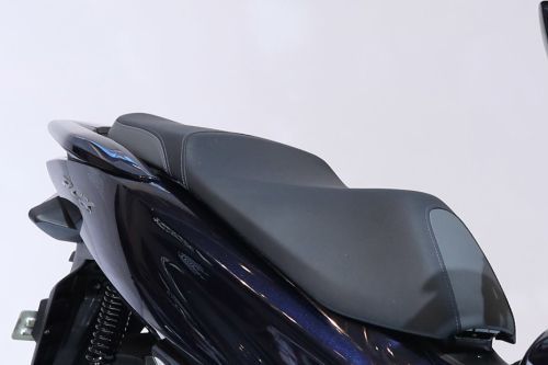 Harga Honda PCX Hybrid, Murah atau Kemahalan? Desain Jok PCX Hybrid Yang Mengadopsi Warna Dual Tone Dengan Jahitan Biru