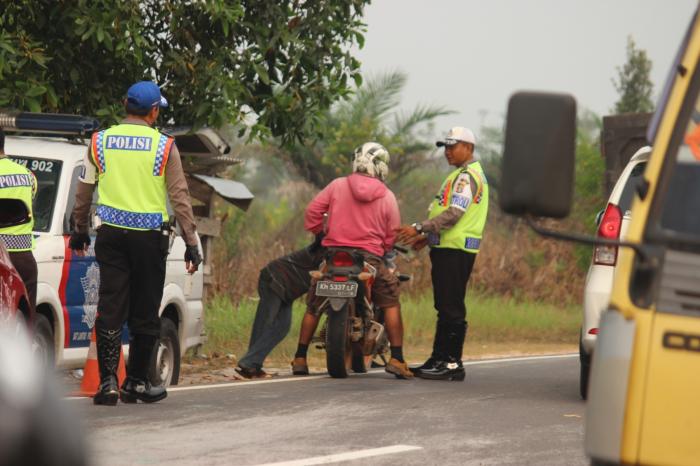 Awas Tertipu, Ini Cara Membedakan Razia Resmi dan Palsu Ilustrasi : Seorang Oknum Polisi Meminta Sejumlah Uang Dari Pengendara Motor
