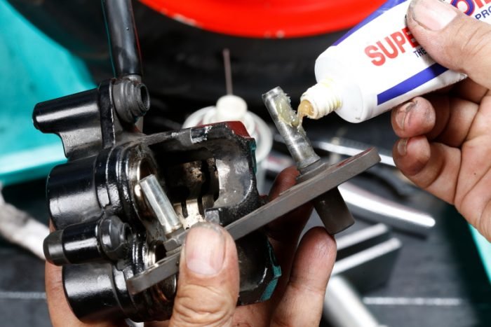 Penyebab Rem Cakram Seret dan Cara Mengatasinya Pin Kaliper Kampas Rem