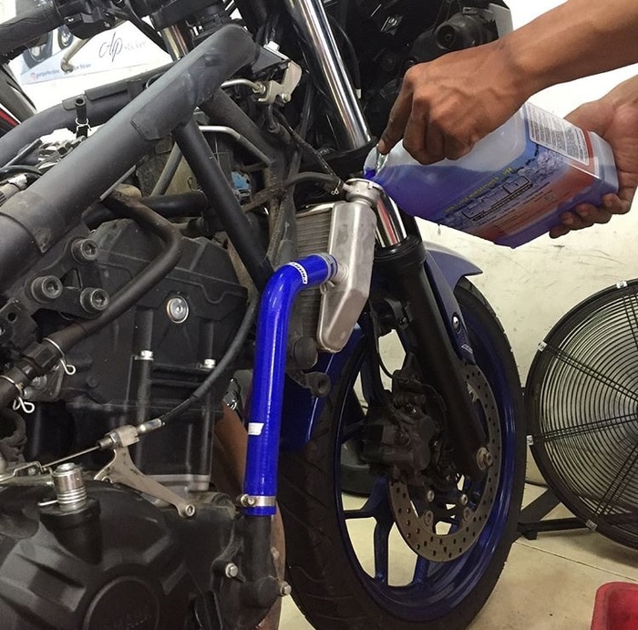 Penyebab Air Radiator Keluar Dari Tangki Cadangan proses isi ulang air raditor motor