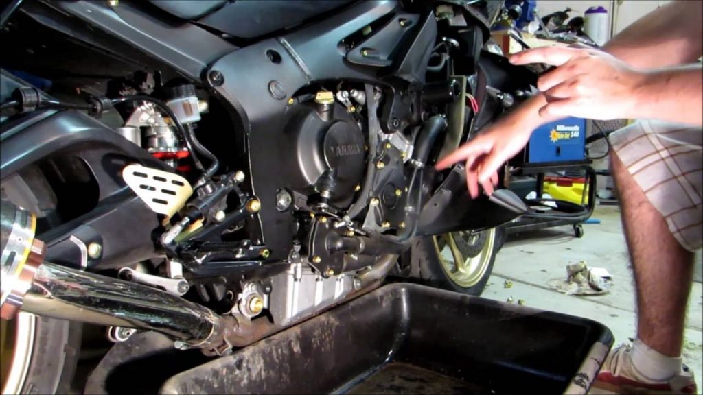 3 Tips Merawat Radiator, Perhatikan Bagian ini! kuras radiator