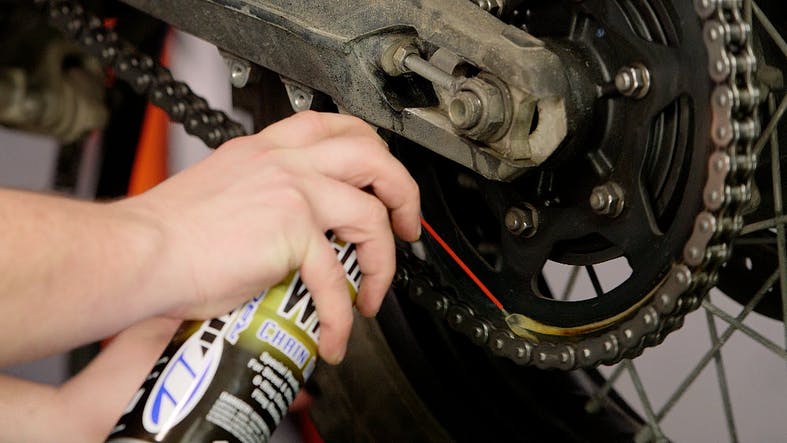 9 Tips Merawat Motor Ketika Musim Hujan Tiba tips merawat motor musim hujan