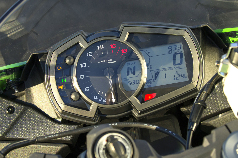 Sosok Kawasaki New Ninja ZX-6R 2019 Terungkap, Rilis Pertama Di India Tahun Depan panel instrumen zx-6r