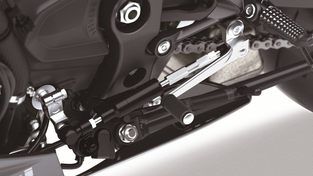 Sosok Kawasaki New Ninja ZX-6R 2019 Terungkap, Rilis Pertama Di India Tahun Depan Kawasaki Quick Shifter