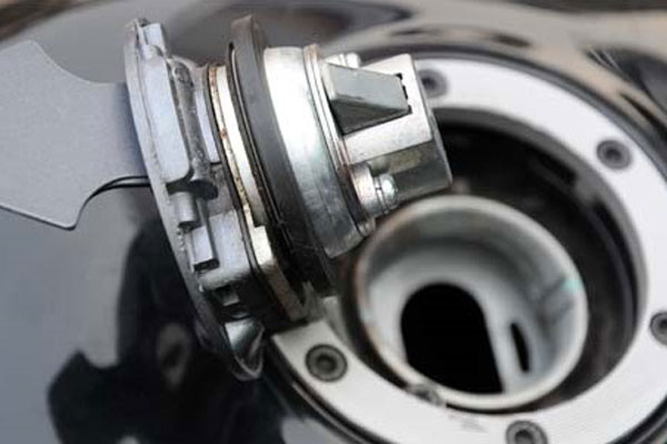 Motor Mogok Saat Musim Hujan, Begini Cara Mengatasinya! cek tangki bensin